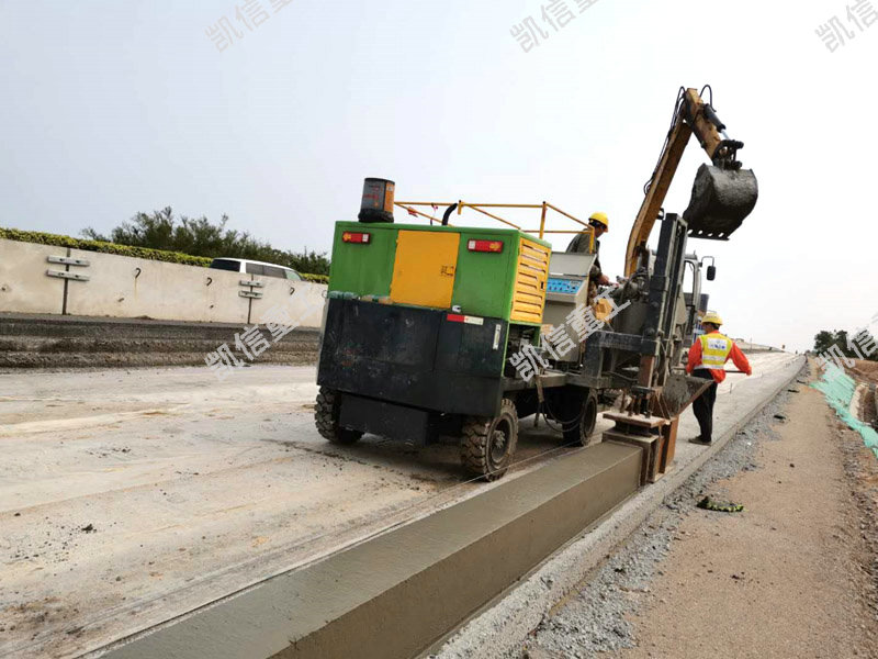 路肩石滑（huá）模機