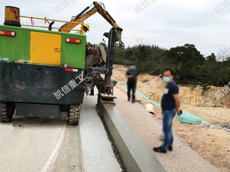 路（lù）肩石滑模機