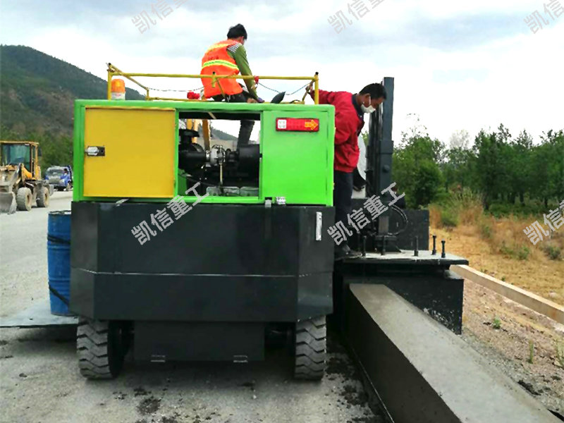 混凝（níng）土邊（biān）坡滑模成型機