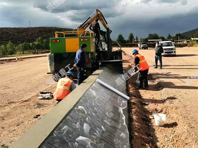 混凝土邊坡滑模成型（xíng）機