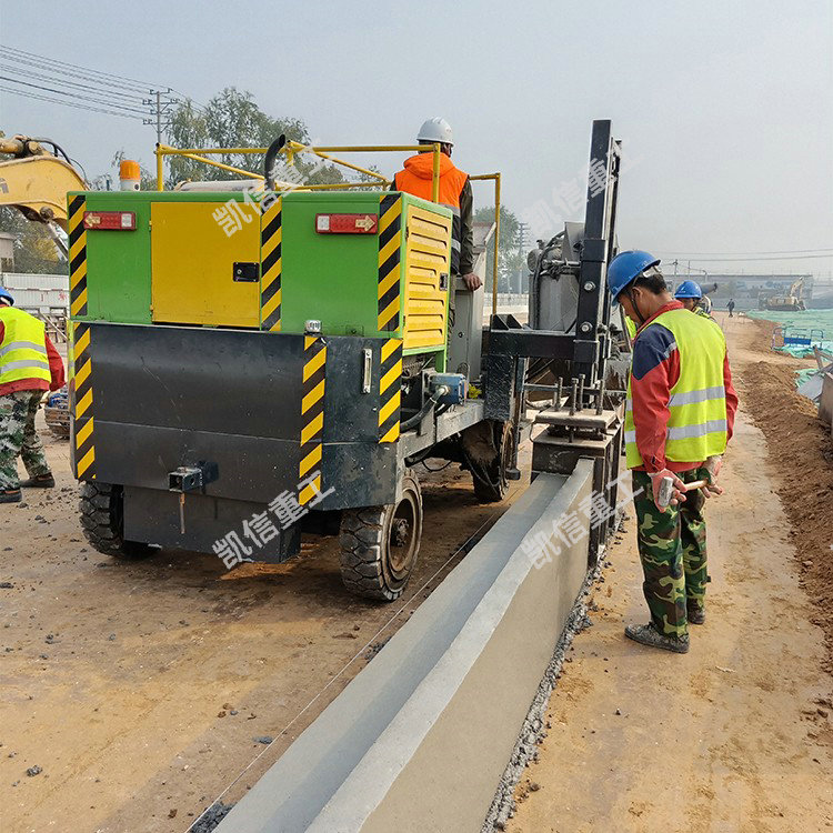 路(lù)肩牆(qiáng)滑膜機