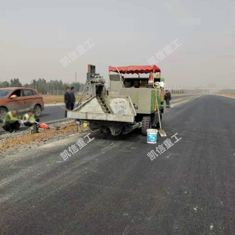 混凝土路(lù)緣石滑模機(jī)