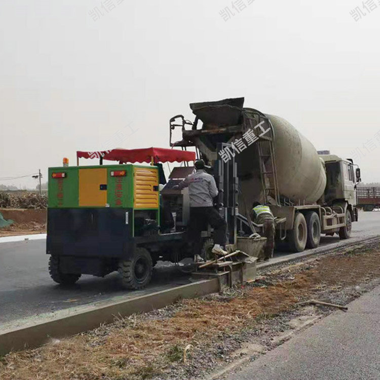 中型路（lù）緣石滑模機