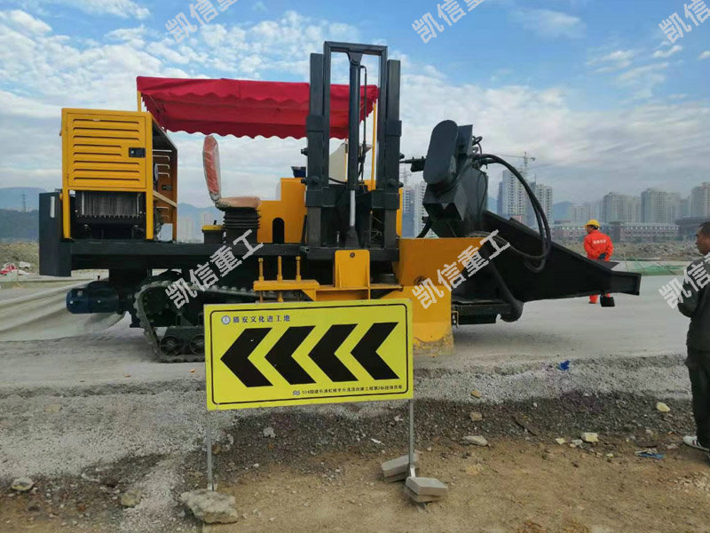 公（gōng）路一次（cì）成型路邊（biān）石滑模機