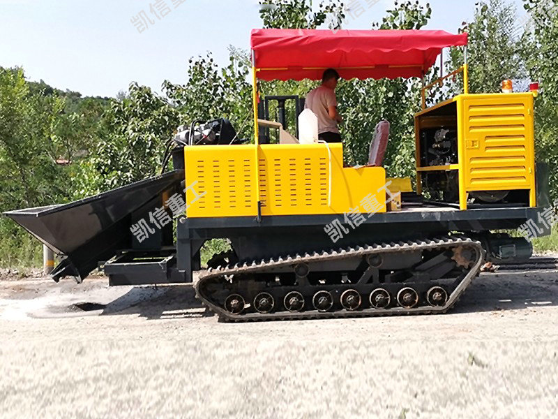 現澆混凝土路肩石滑模成型（xíng）機