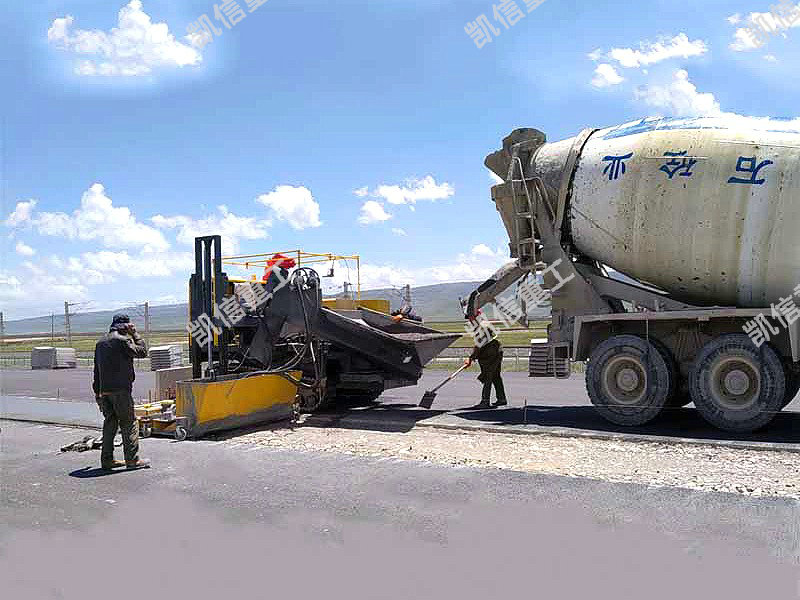 現澆成(chéng)型中(zhōng)分帶路麵滑模(mó)機