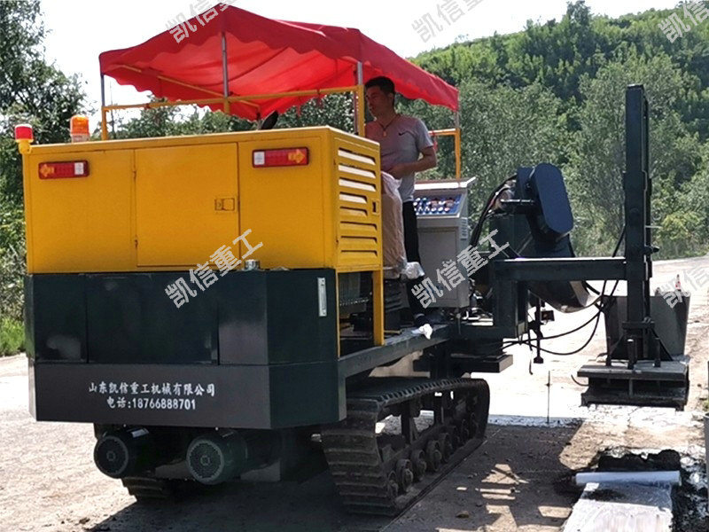 現澆混凝（níng）土路肩石滑模（mó）成型機