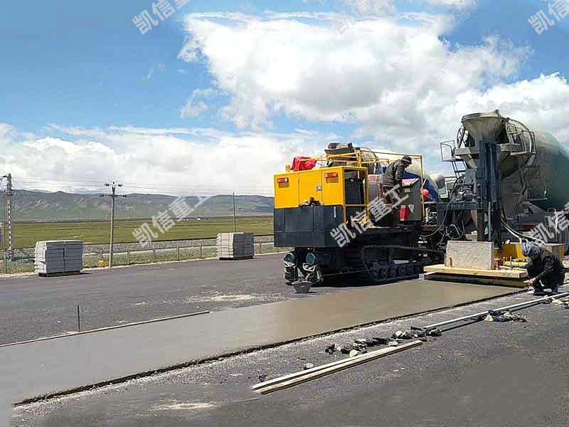 現澆成（chéng）型中分帶路（lù）麵滑模機（jī）