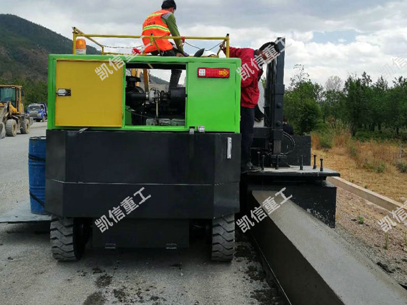 排(pái)水溝滑膜機