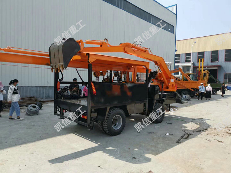 輪(lún)胎式隨車挖