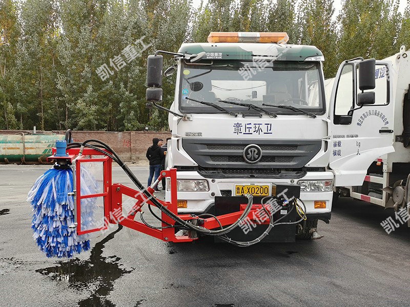 高速护栏清洗车