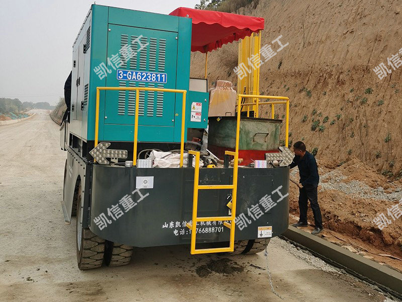 路緣(yuán)石滑(huá)膜機