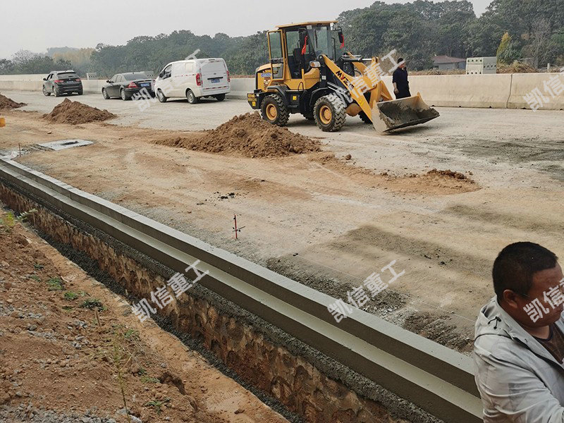 路(lù)緣石滑膜機