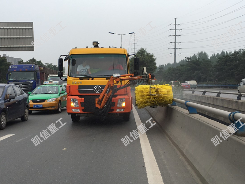 波（bō）形護欄清洗（xǐ）機